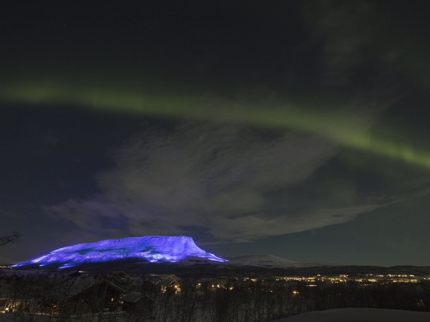 Vista del monte Saana en Lappland iluminado durante la celebración del aniversario de independencia de Finlandia, en Kilpisjärvi. (EFE)