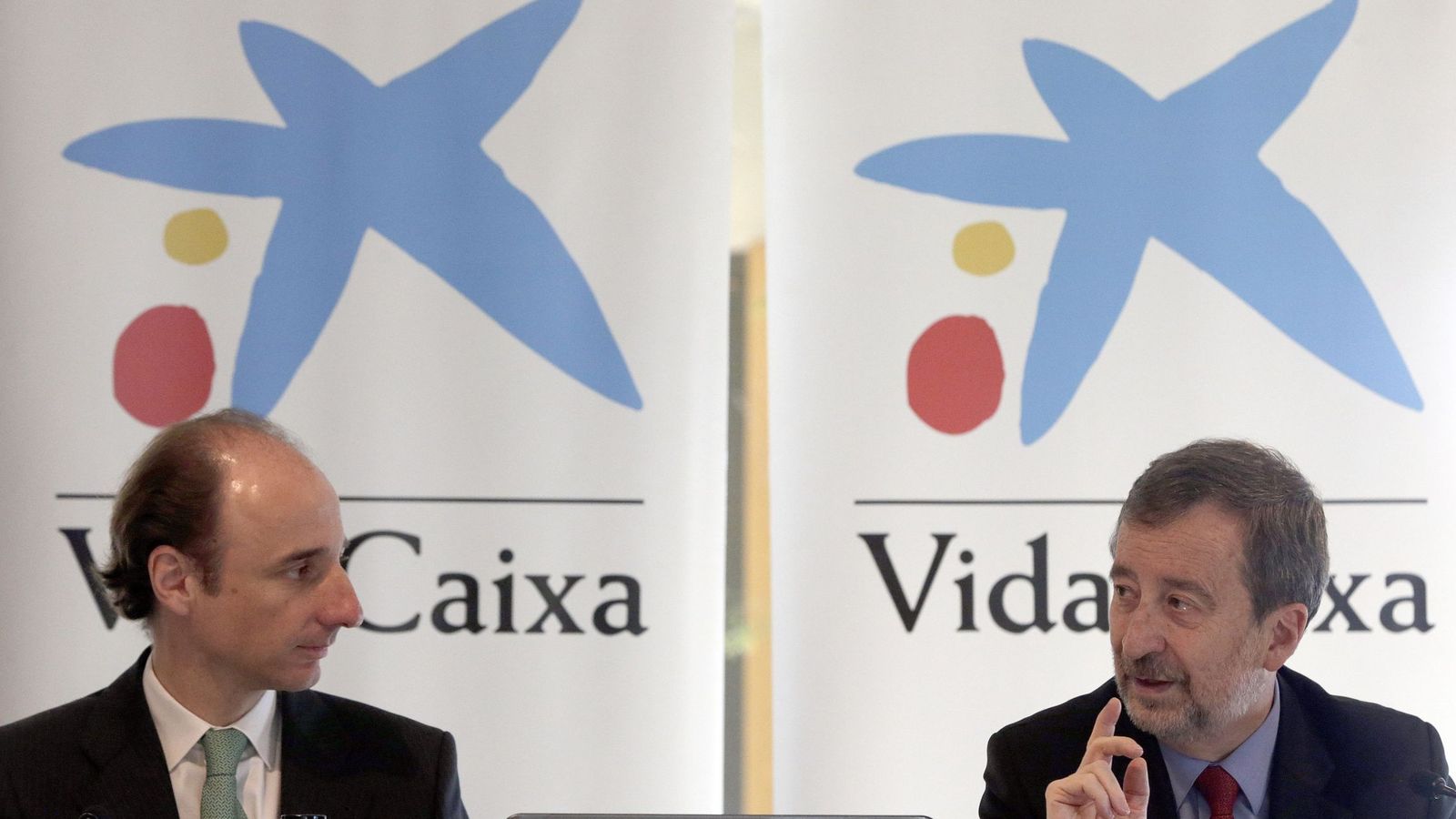 Foto: El vicepresidente ejecutivo y consejero delegado de Vidacaixa, Tomás Muniesa (i), y el director general de esta aseguradora, Antonio Trueba. (EFE)