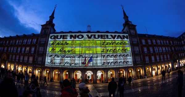Foto: Proyectan imágenes de los papeles de Bárcenas en la plaza Mayor de Madrid. (EFE)