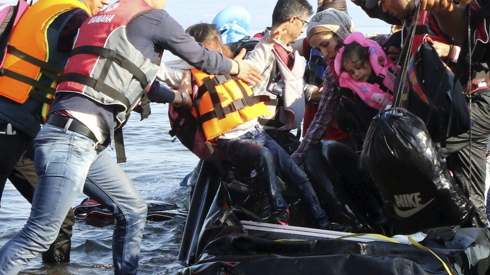 Foto: Un grupo de refugiados procedentes de Siria llegan a la costa de la Isla de Lesbos en Grecia. (Efe) 