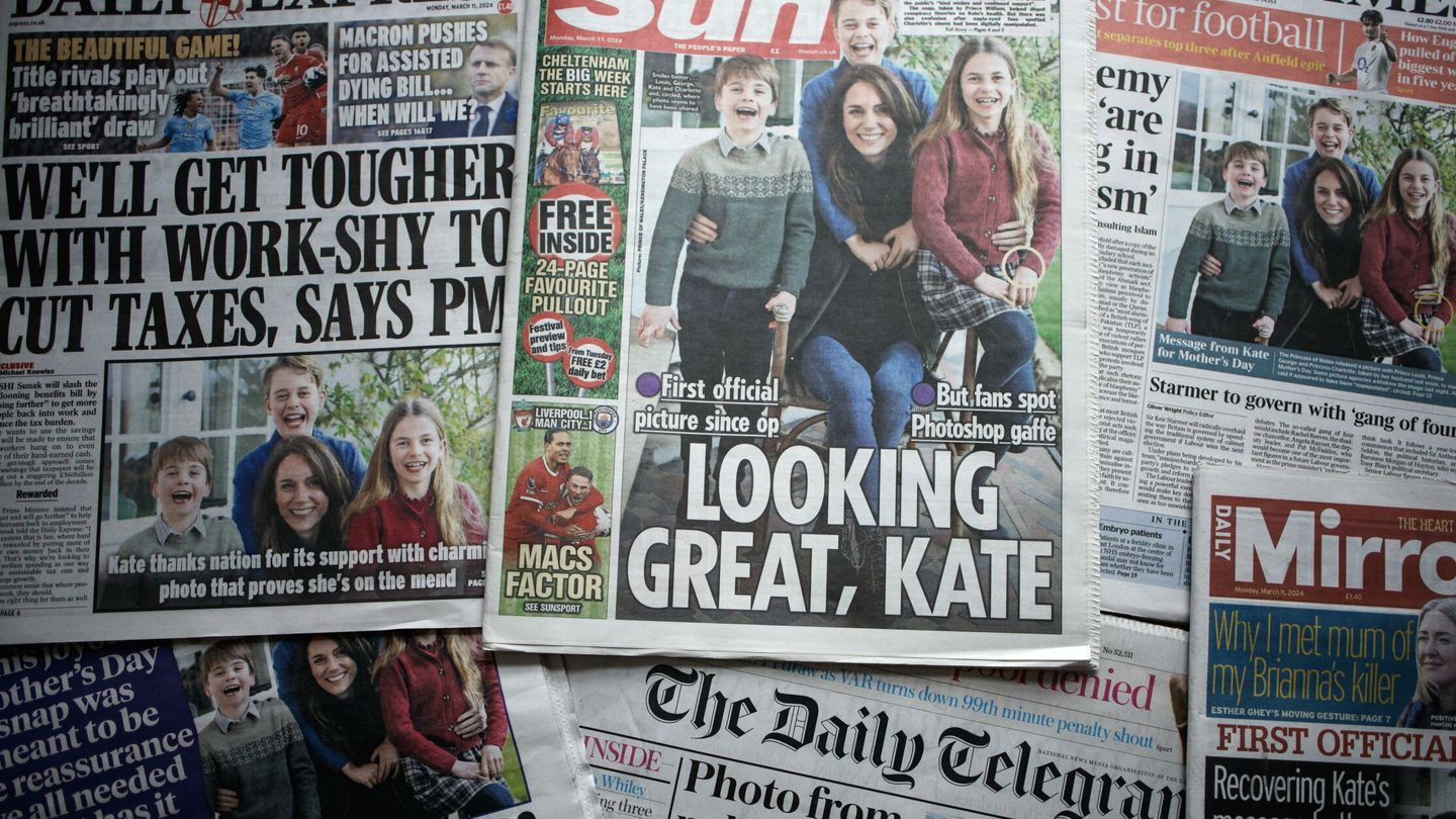 La foto del Día de la Madre en todos los periódicos británicos. (Reuters)