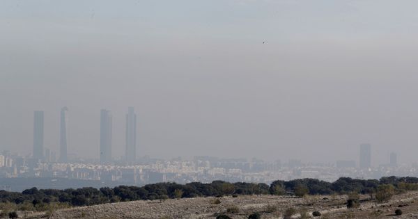 Foto: El 'smog' o nube tóxica que se desprende de la contaminación. A lo lejos, Madrid. (EFE/Ángel Díaz)