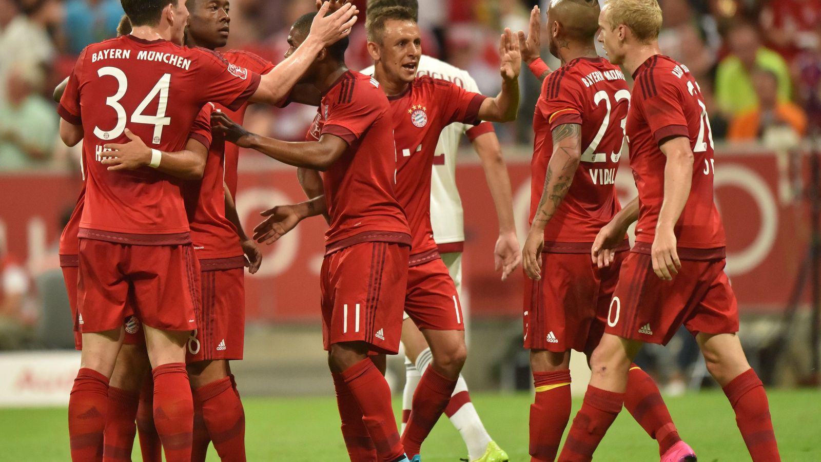 Foto: Los jugadores del Bayern celebran un gol ante el Milan (Efe). 
