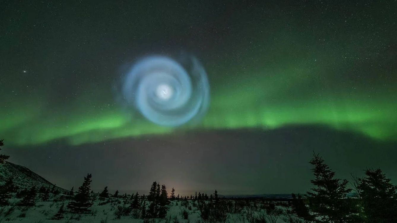 Foto: La misteriosa espiral sobre el cielo de Alaska tenía una clara explicación. (Todd Salat)