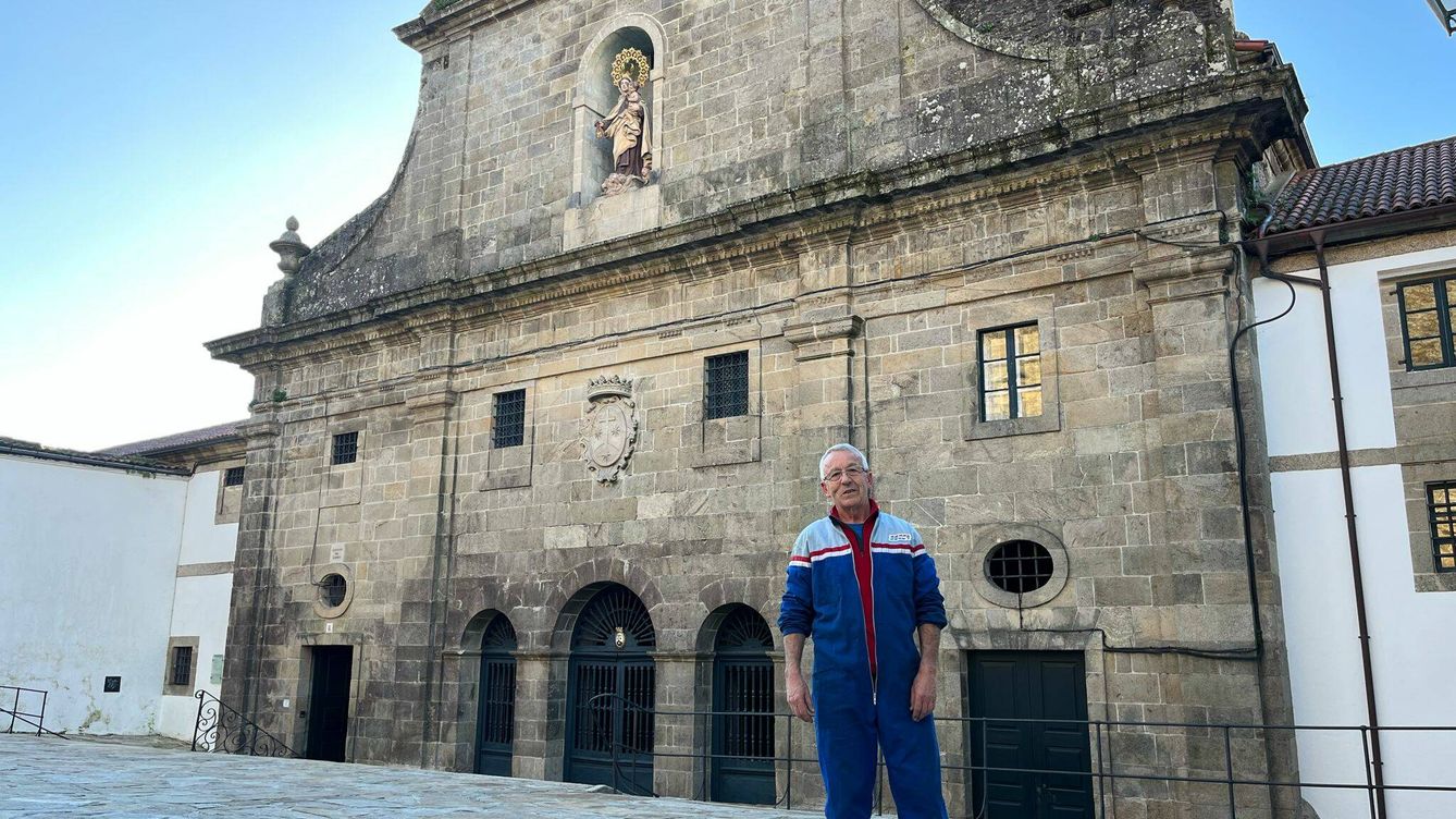 Foto: Paco, el amigo de las monjas, frente al convento. (A. F.)