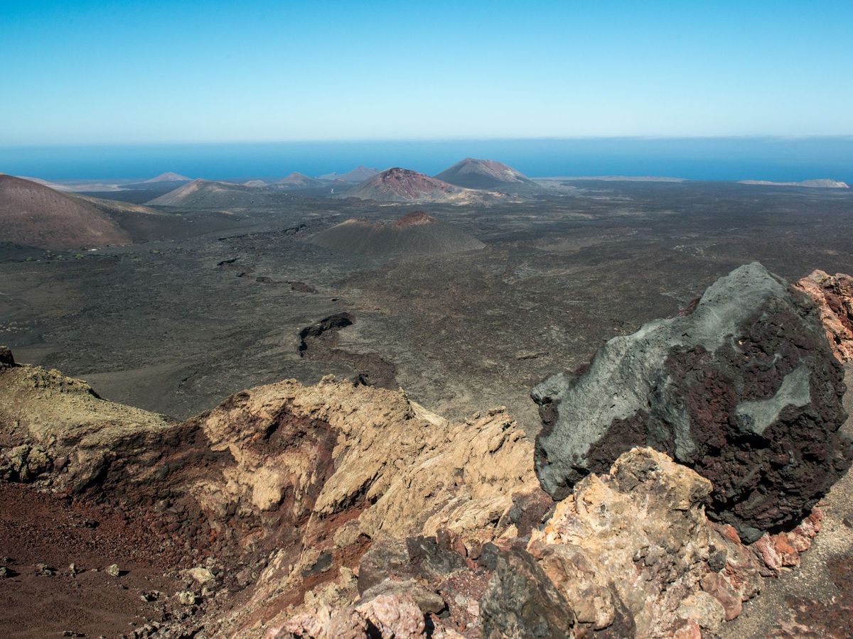 Foto: Volcanes en el interior del Parque Nacional de Timanfaya, en Lanzarote. (EFE/Javier Fuentes)