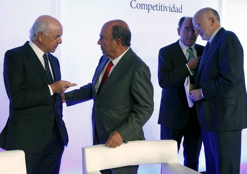 Foto: Francisco González y Emilio Botín charlan en un encuentro de empresario (Efe)