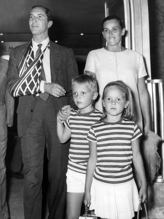 Luis Miguel Dominguín y Lucía Bosé, con sus hijos Miguel y Lucía en 1962. (Cordon Press)