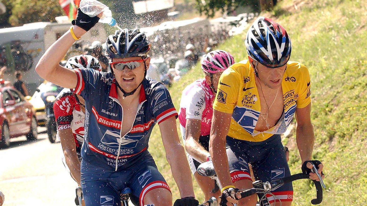 Floyd Landis (i), junto a Lance Armstrong (d) en el Tour de Francia de 2004. (EFE)