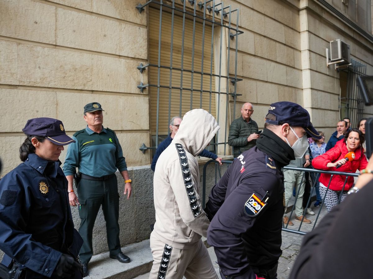 Foto: Agentes de la Policía Nacional junto a un recluso en imagen de archivo. (Europa Press/María José López)