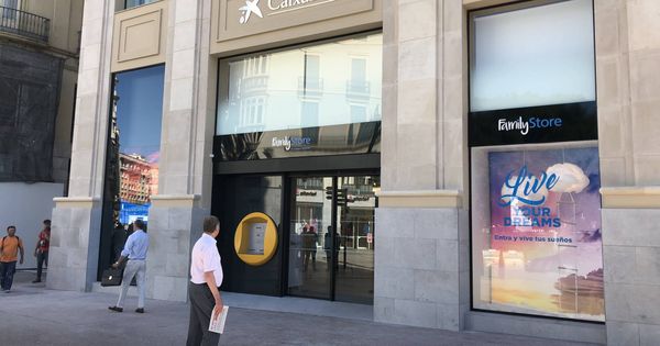 Foto: Fachada del Family Store inaugurado ayer en la calle Larios de Málaga. (Agustín Rivera)