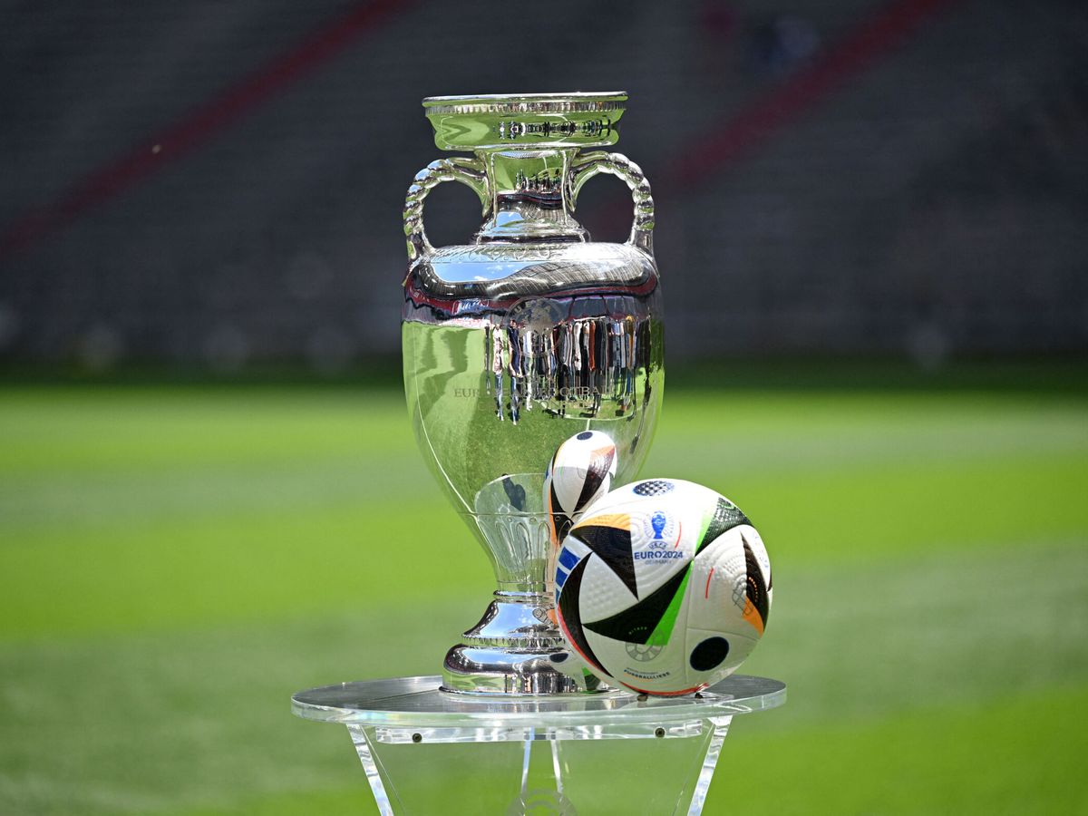 Foto: El trofeo y el balón de la Eurocopa 2024 (REUTERS/Angelika Warmuth).