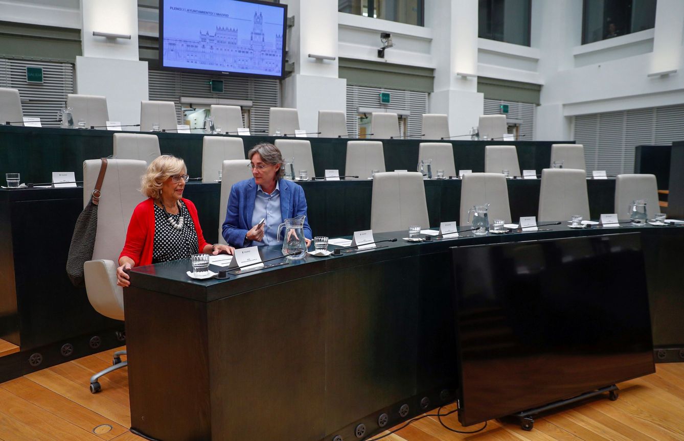 La alcaldesa en funciones del Ayuntamiento de Madrid, Manuela Carmena, y Marta Higeras poco antes del inicio de la constitución del Ayuntamiento de Madrid, hoy en el Palacio de Cibeles. (EFE)
