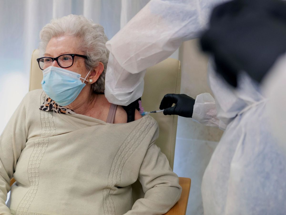 Foto: Una anciana se vacuna contra el covid-19. (EFE)