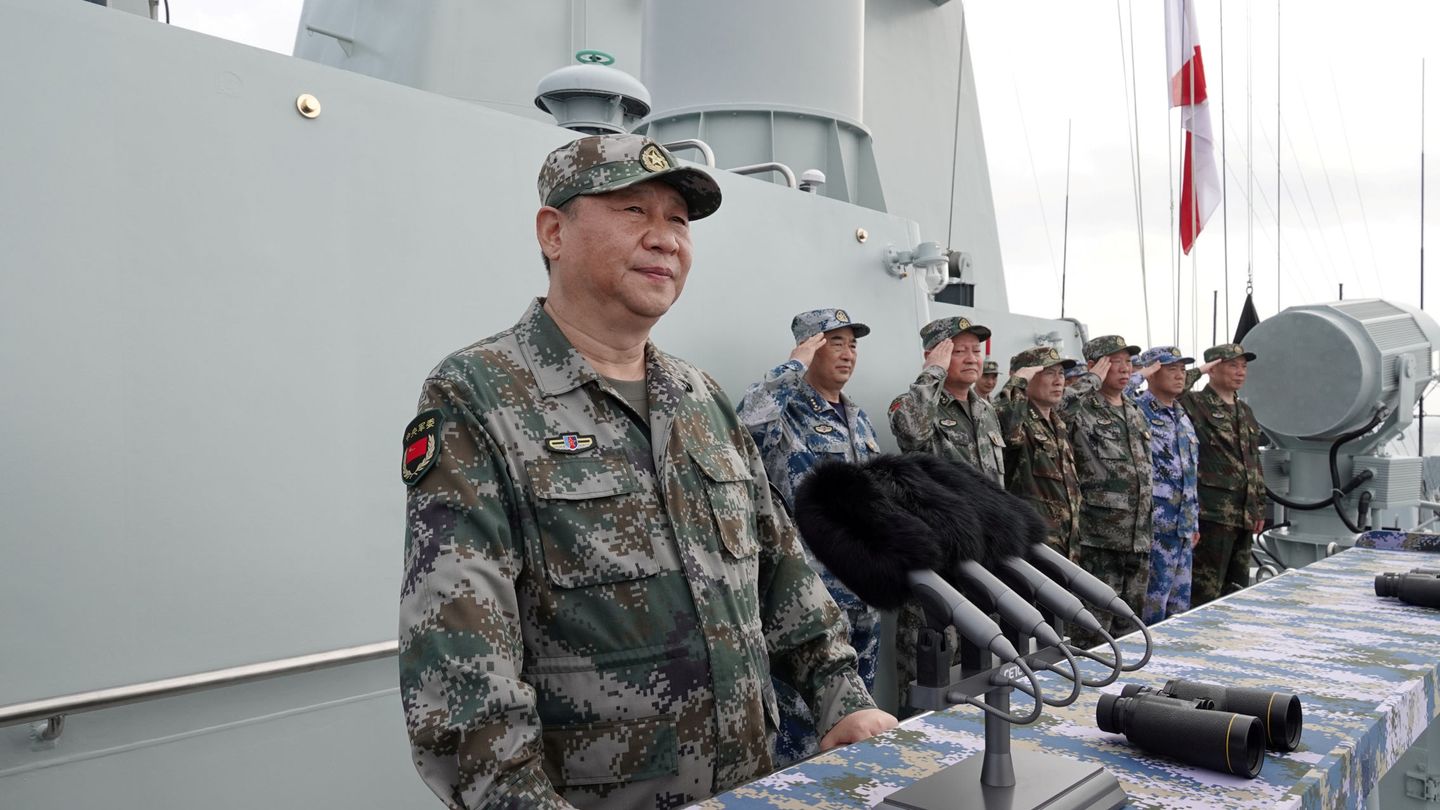 Xi Jinping, vestido de militar. (EFE)