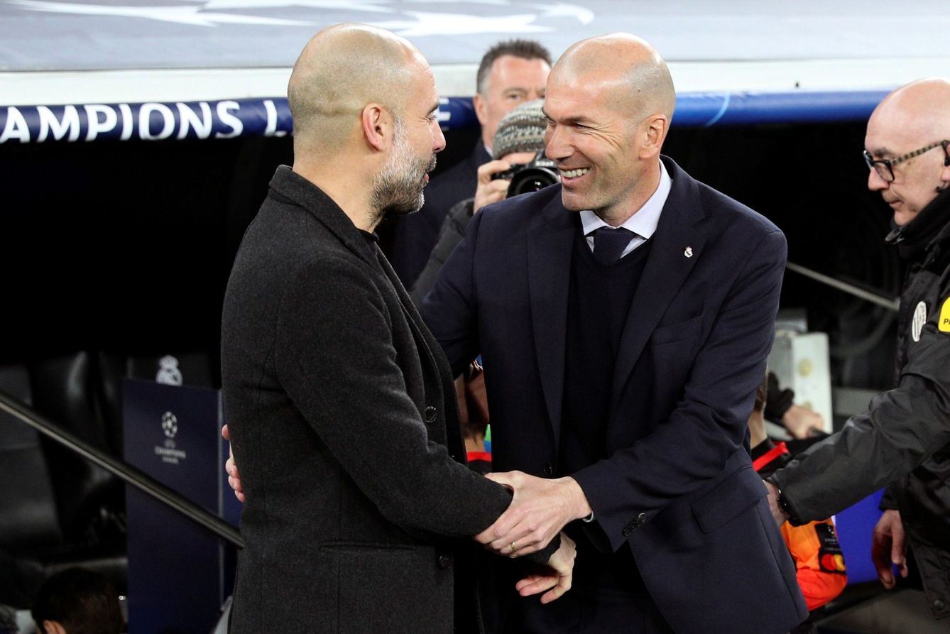 Guardiola y Zidane se saludan antes del partido de ida de la Champions League. (EFE)