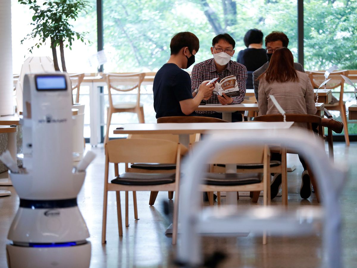 Foto: El robot atiende personalmente a los clientes sin ayuda humana (Reuters/Kim Hong-Ji)