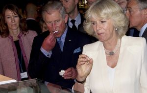 Saludos efusivos y hasta desmayos durante la recepción de los Príncipes a Carlos y Camilla