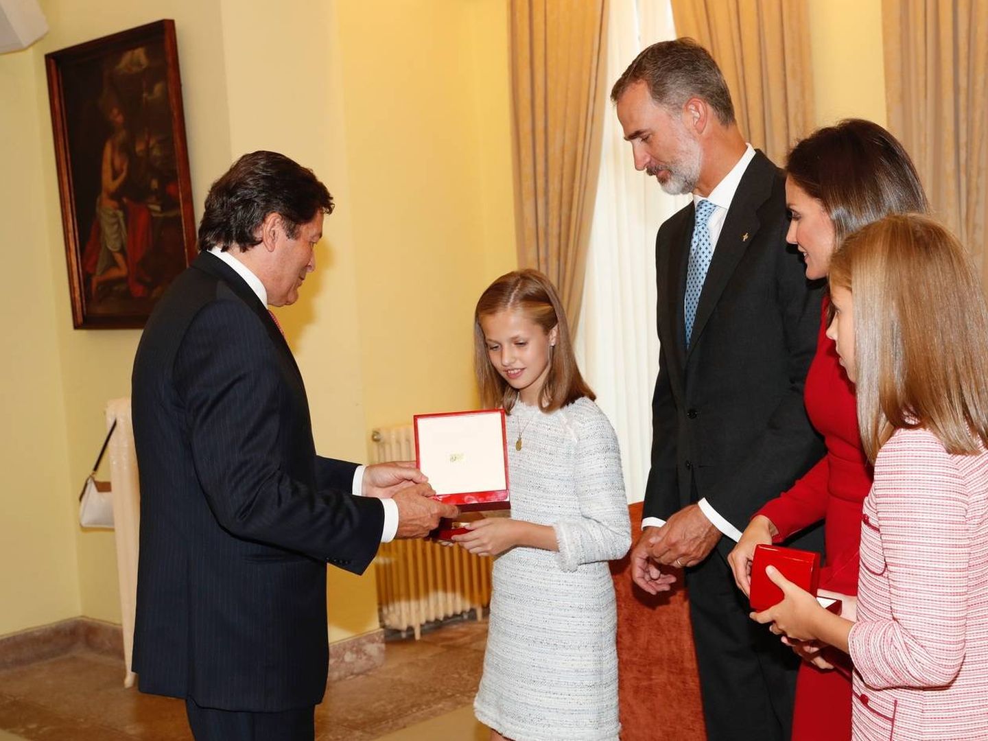 La princesa Leonor, recibiendo la insignia de Asturias. (Casa Real)