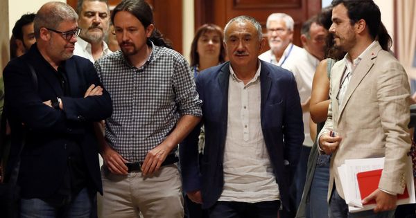 Foto: El secretario general de Podemos, Pablo Iglesias (2i), junto al coordinador federal de Izquierda Unida, Alberto Garzón (d), tras una reunión con los máximos responsables de UGT y CCOO. (EFE)