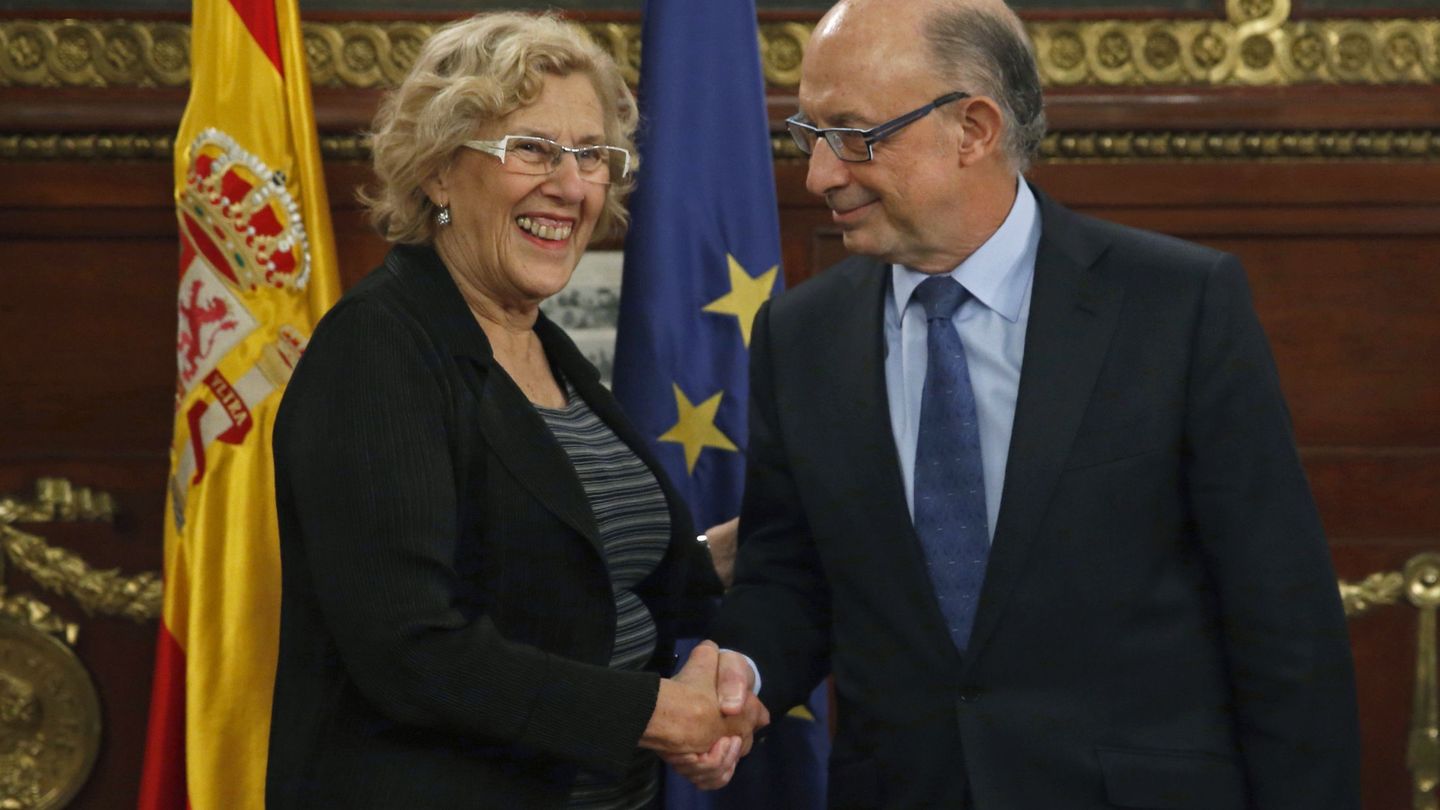 La alcaldesa de Madrid, Manuela Carmena, saluda al ministro de Hacienda, Cristóbal Montoro. (EFE)