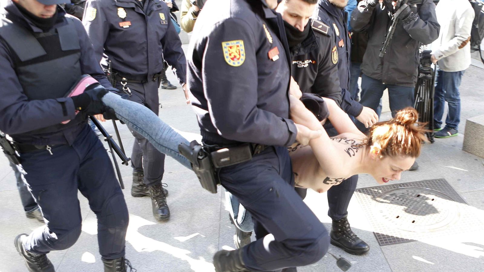 Foto: Una acivista de Femen, detenida durante una protesta contra la Ley de Seguridad Ciudadana. (EFE)