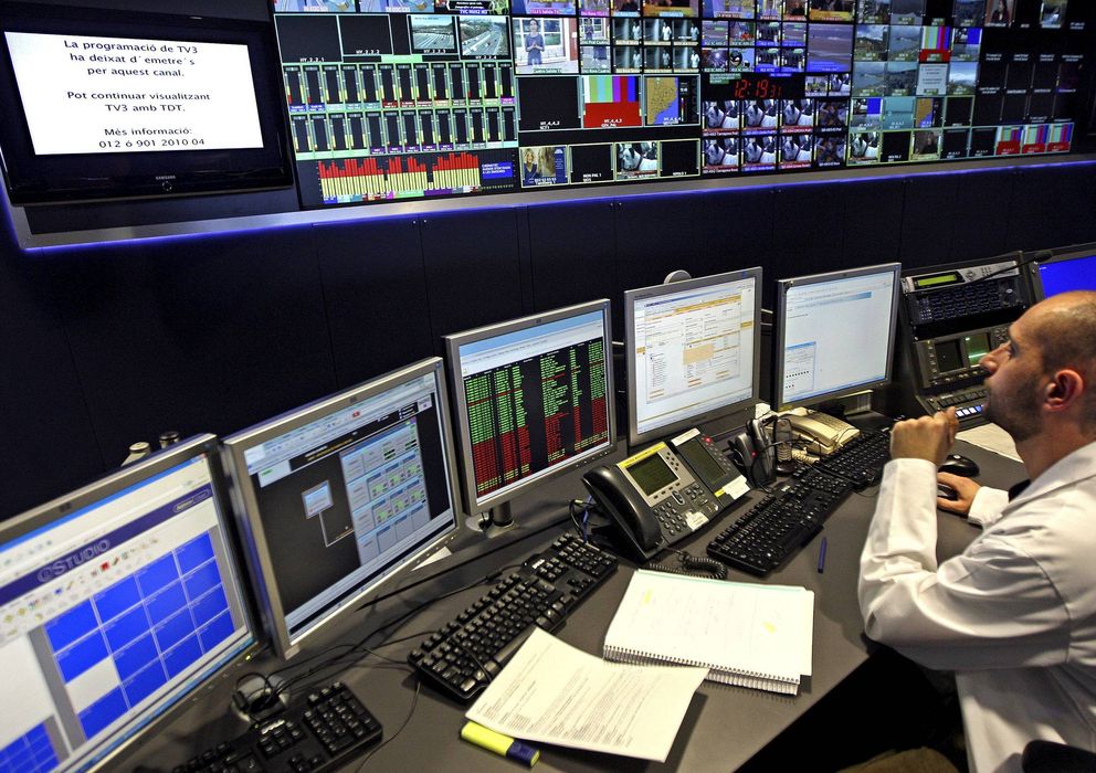 Foto: Un empleado del centro de control de emisiones de la Torre de Comunicaciones de Collserola. (EFE)