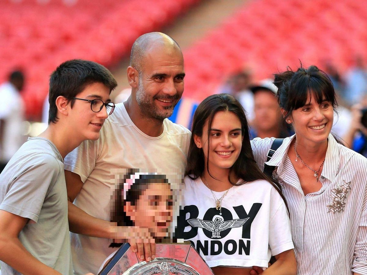 Foto: Pep Guardiola con sus tres hijos y su esposa, Cristina Serra. (Reuters)