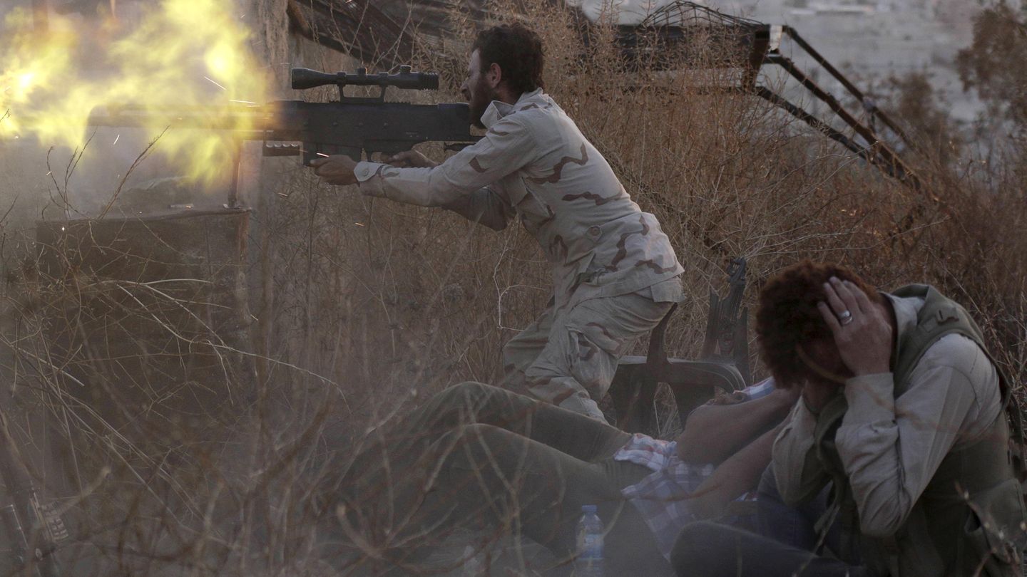 Un combatiente rebelde dispara contra fuerzas de Asad en el frente de Alepo (Reuters).