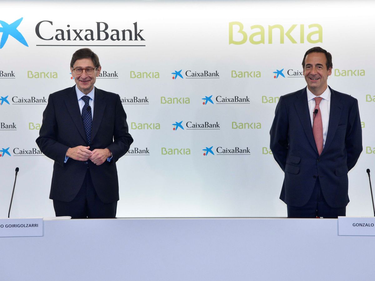 Foto: El presidente de Bankia y José Ignacio Goirigolzarri (i), y el consejero delegado de CaixaBank, Gonzalo Gortázar. (EFE)
