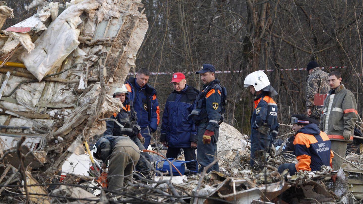 Los servicios de emergencia trabajan en la zona en la que se produjo el accidente de avión. (Reuters)