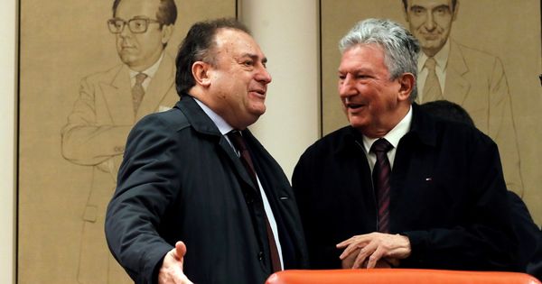 Foto: Pedro Quevedo (a la derecha), presidente de la comisión de investigación, con uno de los comparecientes. EFE Juan Carlos Hidalgo