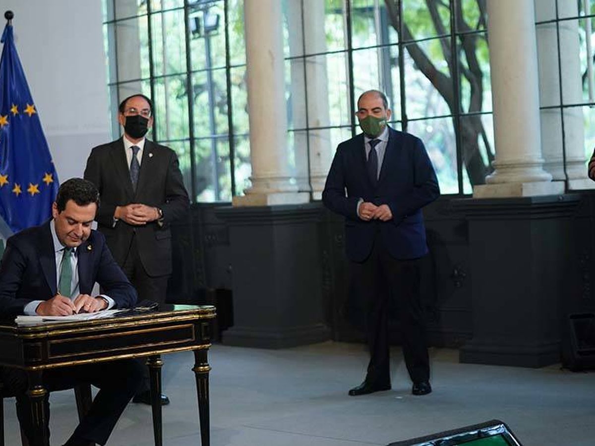 Foto: El presidente de la Junta firma las ayudas ante representantes de empresarios y autónomos