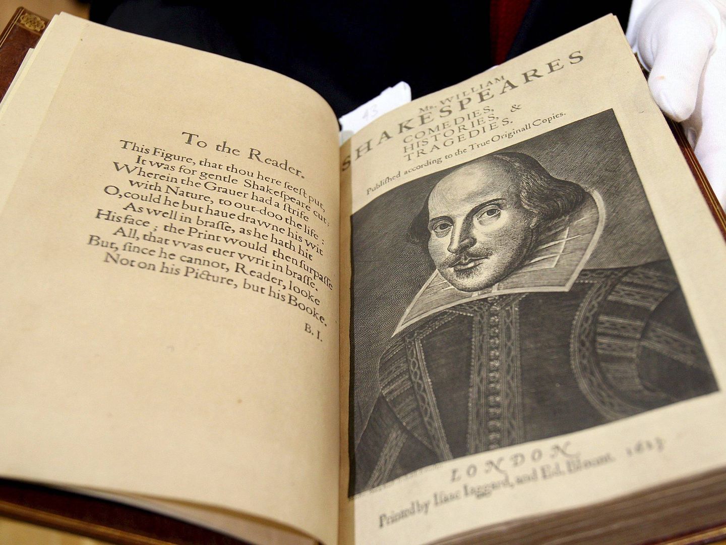 El primer ejemplar de las Obras de Shakespeare. EFE/Andy Rain