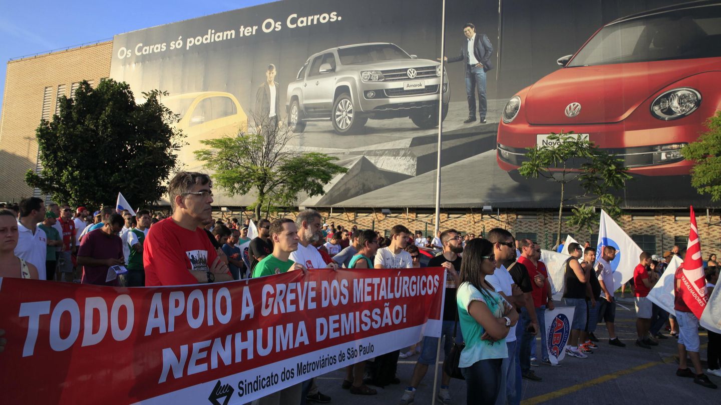 Manifestación de trabajadores de Volkswagen a las puertas de una de sus fábricas en Brasil (EFE/Sebastião Moreira)