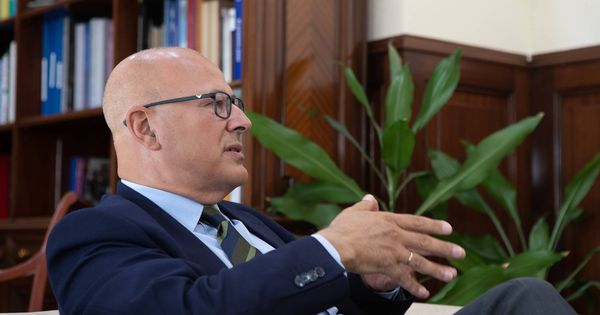 Foto: Ángel Olivares, durante la entrevista en su despacho. (Ministerio de Defensa)