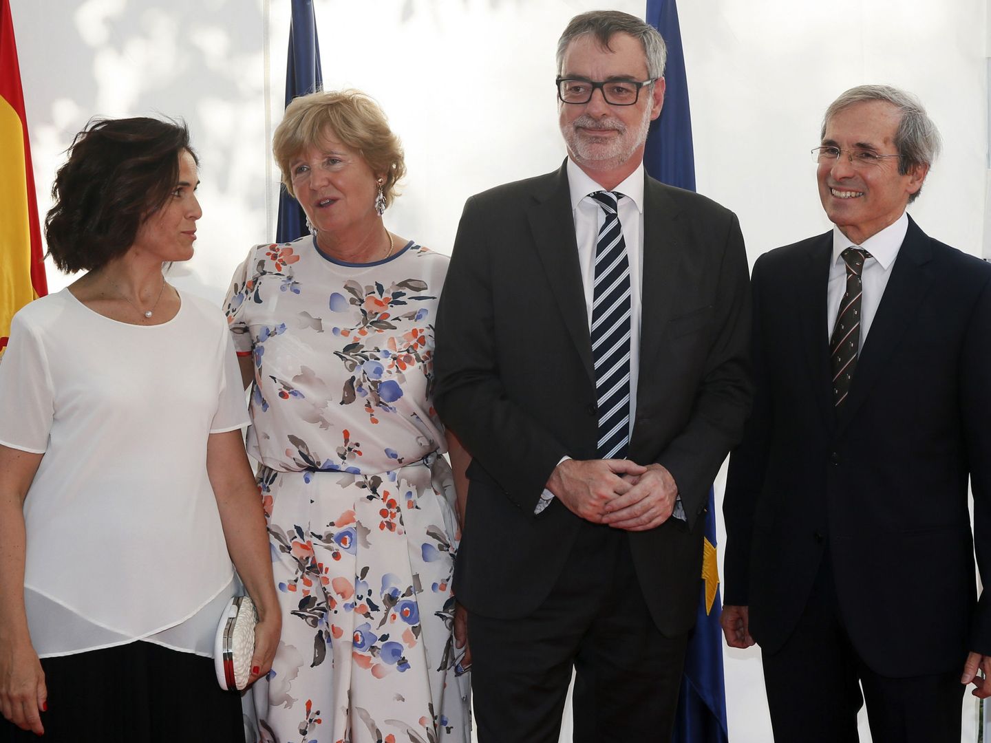 Villegas, junto al embajador de Francia Yves Saint-Geours y su mujer. (EFE)