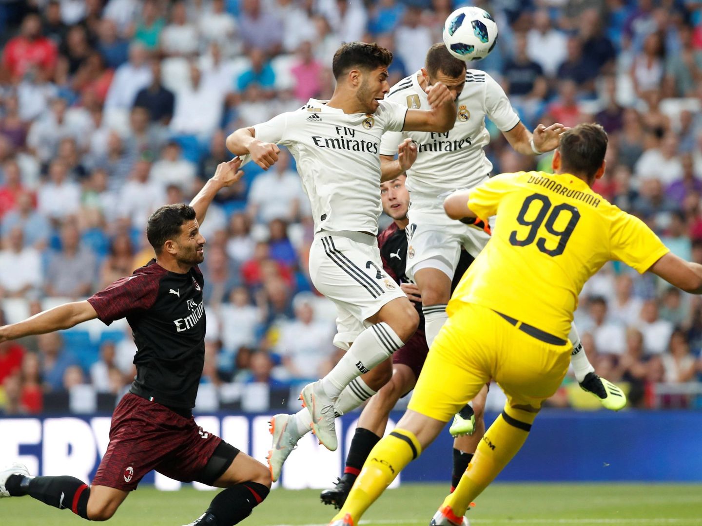 Benzema abrió el marcador en el Real Madrid-Milan. (EFE)