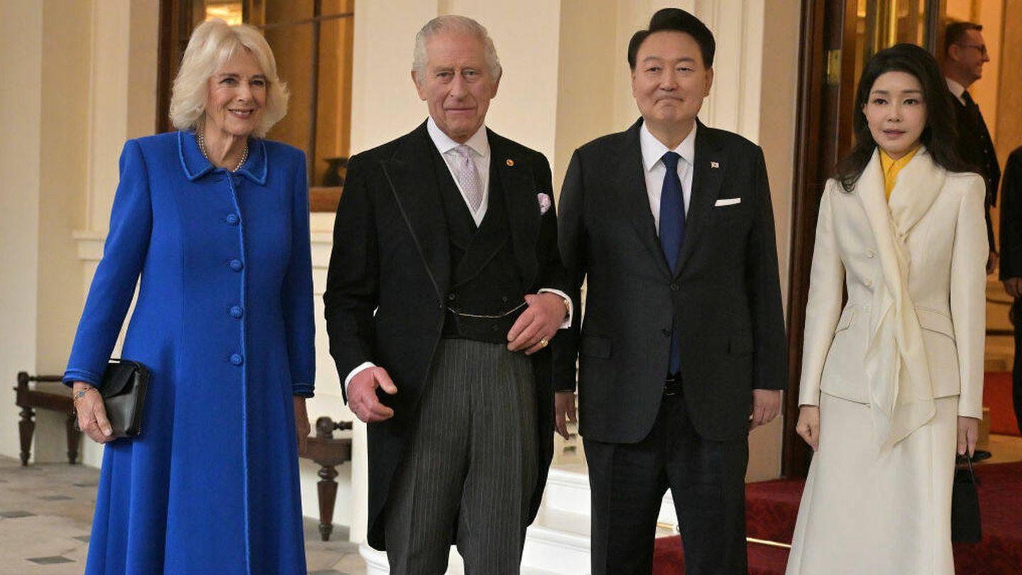 Los reyes de Inglaterra posan junto al presidente de Corea del Sur y su esposa en Buckingham. (Getty Images)
