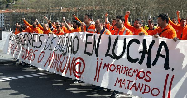 Foto: Manifestación de un grupo de estibadores en el puerto de Bilbao. (Efe) 