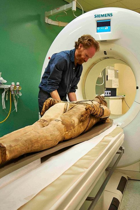 Escaneo de una momia en el Royal Brompton Hospital (British Museum)