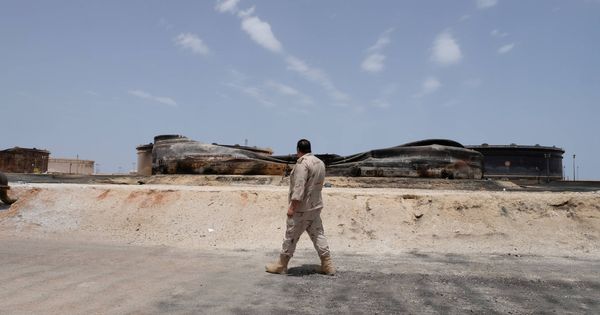 Foto: Un soldado libio camina junto a una explotación petrolífera dañada en Ras Lanuf, Libia. (Reuters)
