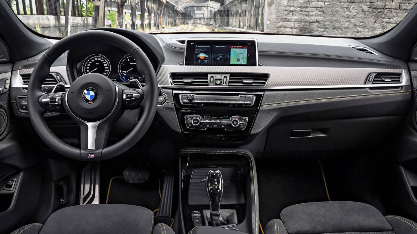 Interior del BMW X2 con un volante de estilo más deportivo. 