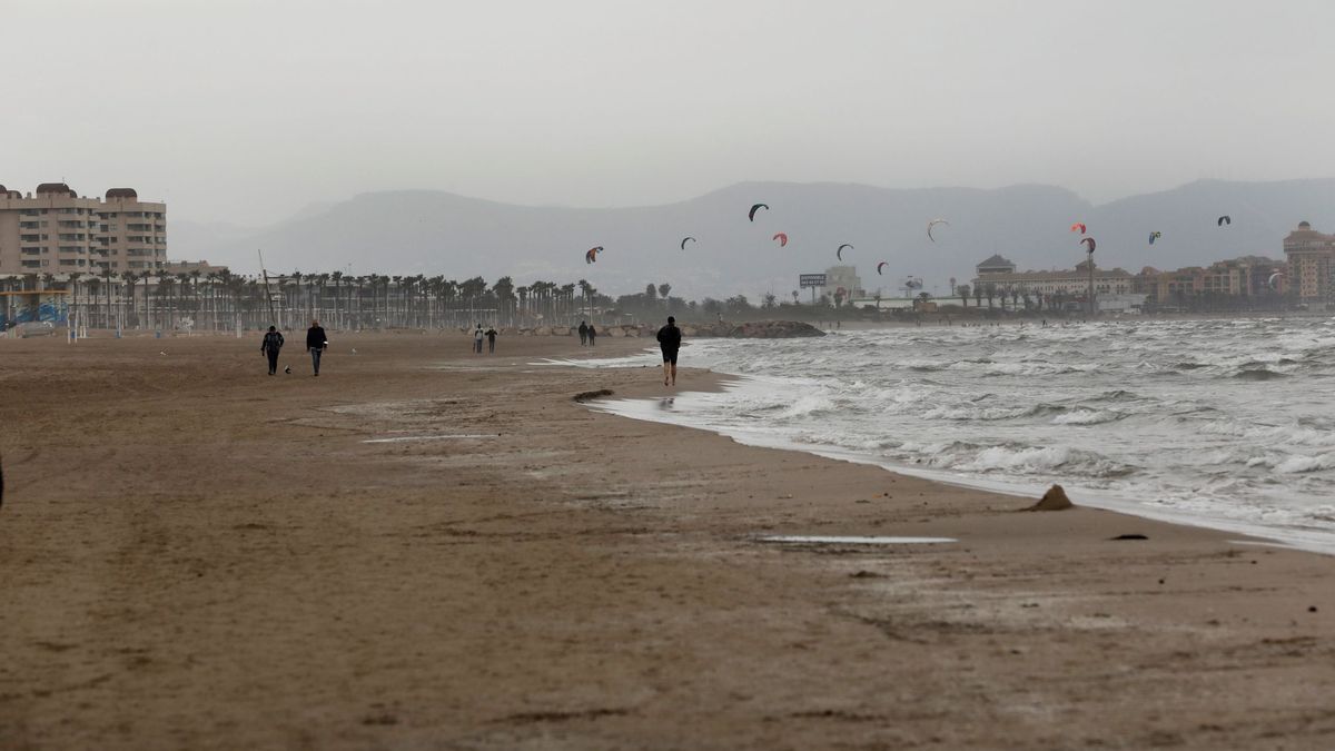 Dos detenidos por una agresión sexual de madrugada en una playa de Valencia