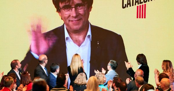Foto: El 'expresident' de la Generalitat Carles Puigdemont interviene por videoconferencia en el acto de inicio de campaña de JxCAT. (EFE)