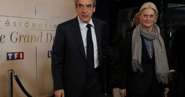Foto: François Fillon y su esposa Penelope en Aubervilliers, el 20 de marzo de 2017 (Reuters)