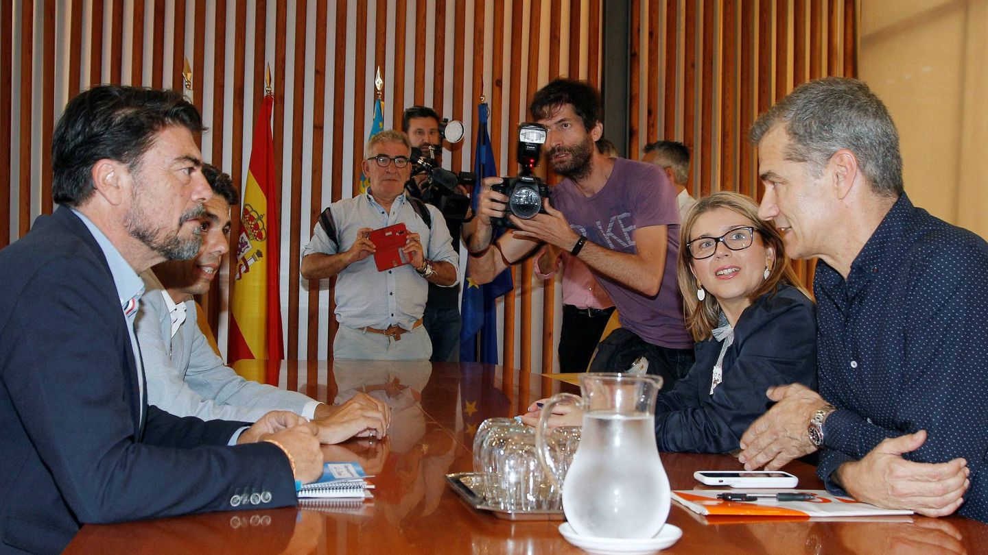 El alcalde de Alicante en funciones, Luis Barcala y su compañero del PP, Carlos Mazón durante la reunión con el líder de Ciudadanos en la Comunitat Valenciana, Toni Cantó y Mari Carmen Sánchez. (EFE) 