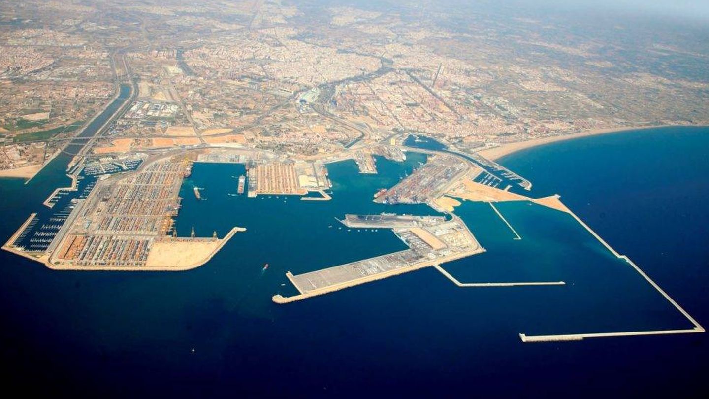 El Puerto de Valencia. A la derecha, abajo, los diques de abrigo de la ampliación norte, todavía sin colmatar. (Valenciaport)