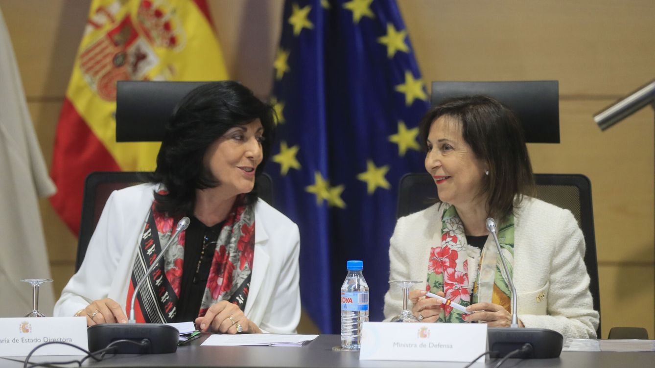 Foto: Margarita Robles, ministra de Defensa (dcha.), y Esperanza Casteleiro, directora del CNI. (EFE/Fernando Alvarado)