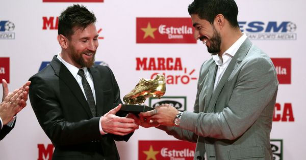 Foto: Messi recibe la Bota de Oro de las manos de Luis Suárez. (Reuters)